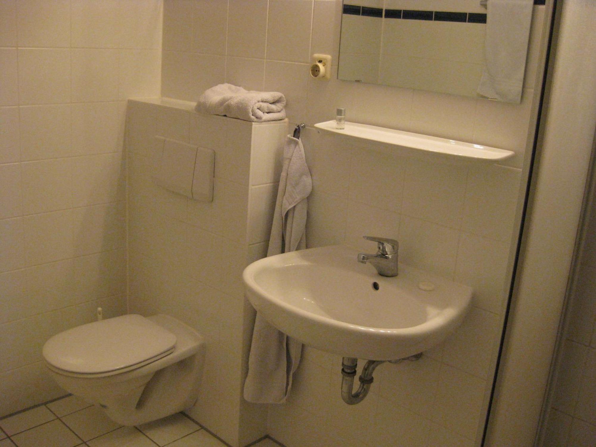 Smart Hostel By Landgasthof Velber 24H7D Seelze المظهر الخارجي الصورة