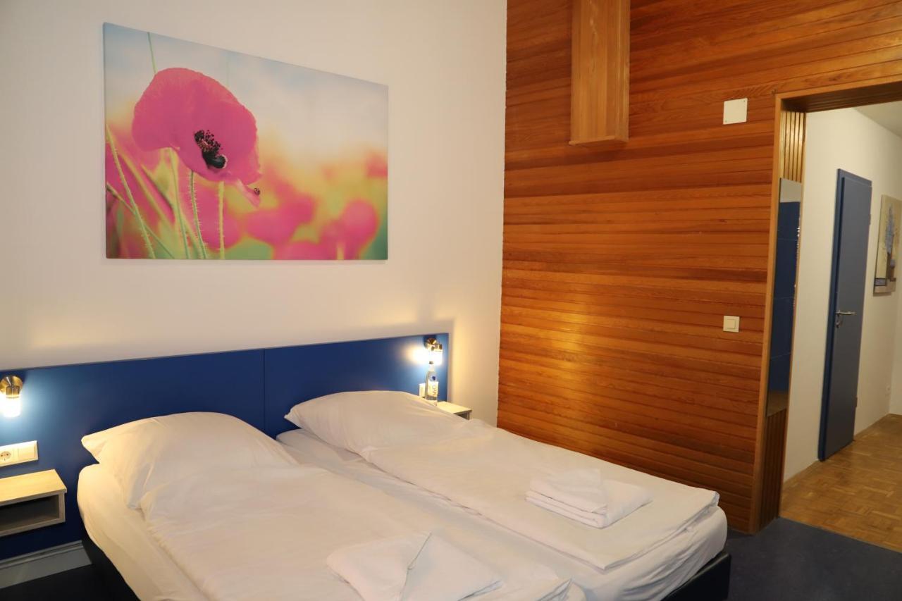 Smart Hostel By Landgasthof Velber 24H7D Seelze المظهر الخارجي الصورة