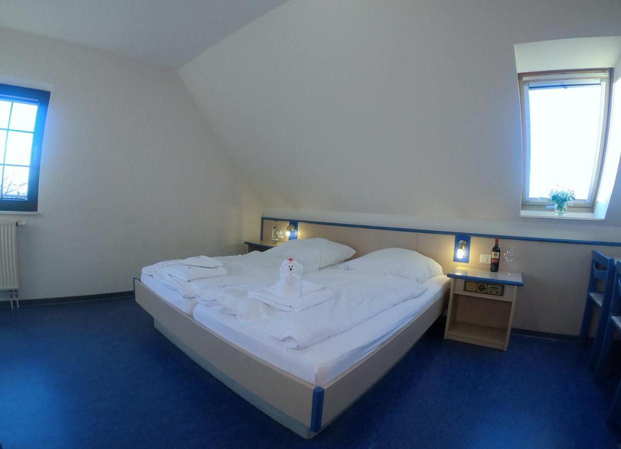 Smart Hostel By Landgasthof Velber 24H7D Seelze المظهر الخارجي الصورة